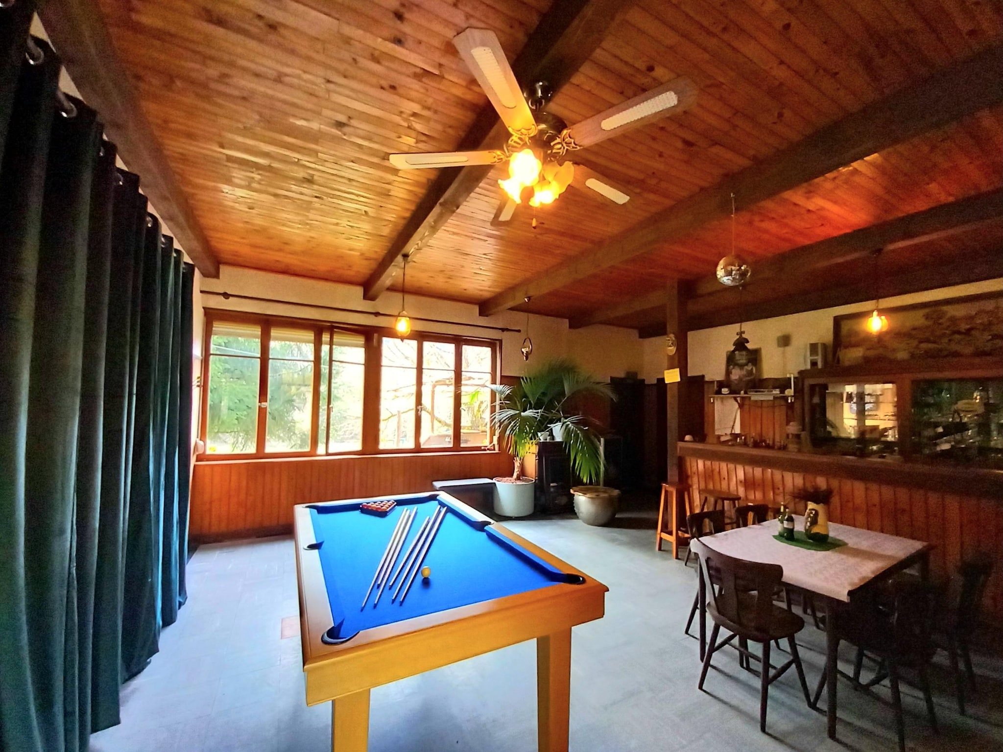   Ferienhaus mit eigener Bar am Bach in Saint Quirin