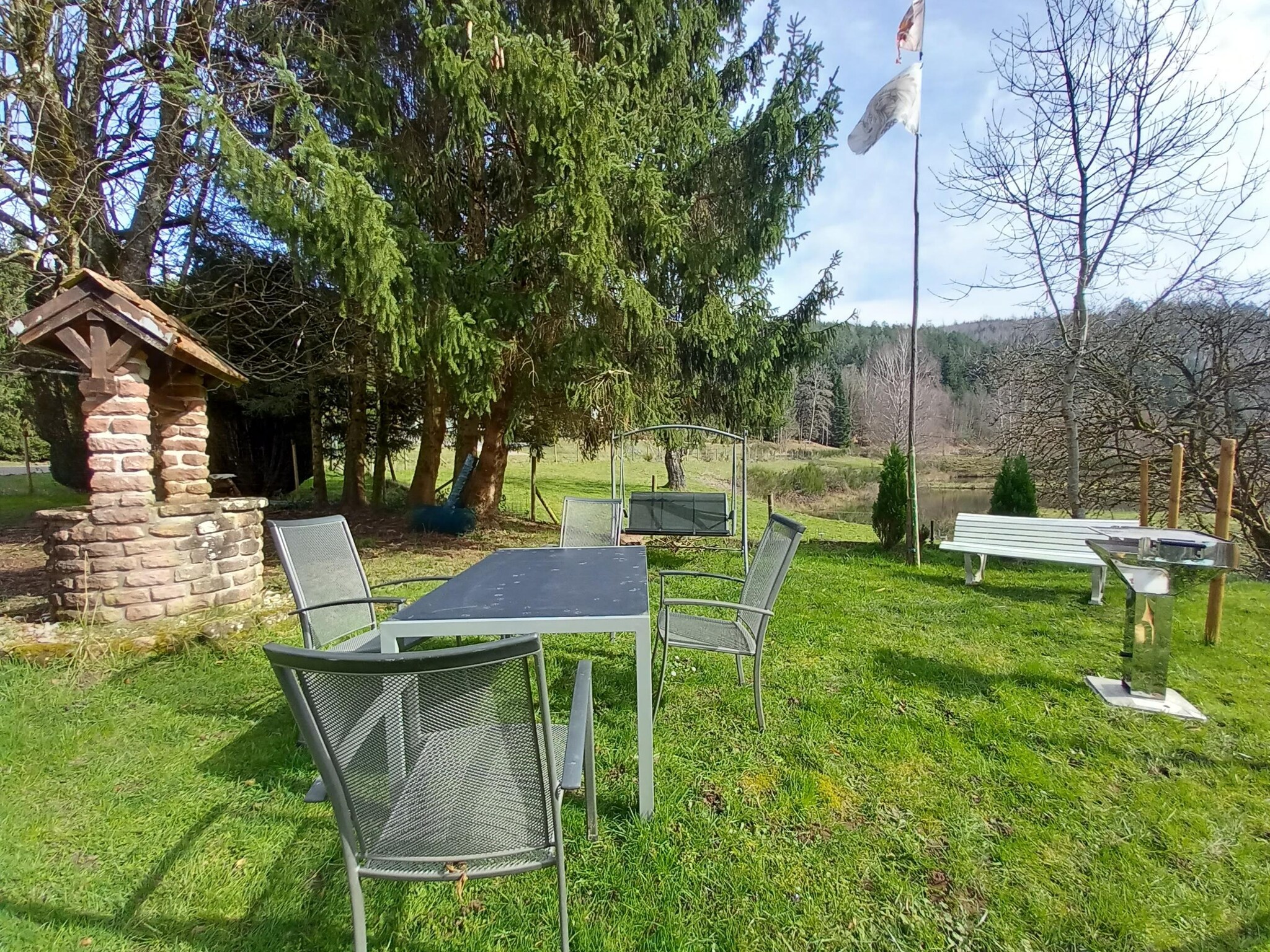   Ferienhaus mit eigener Bar am Bach in Saint Quirin