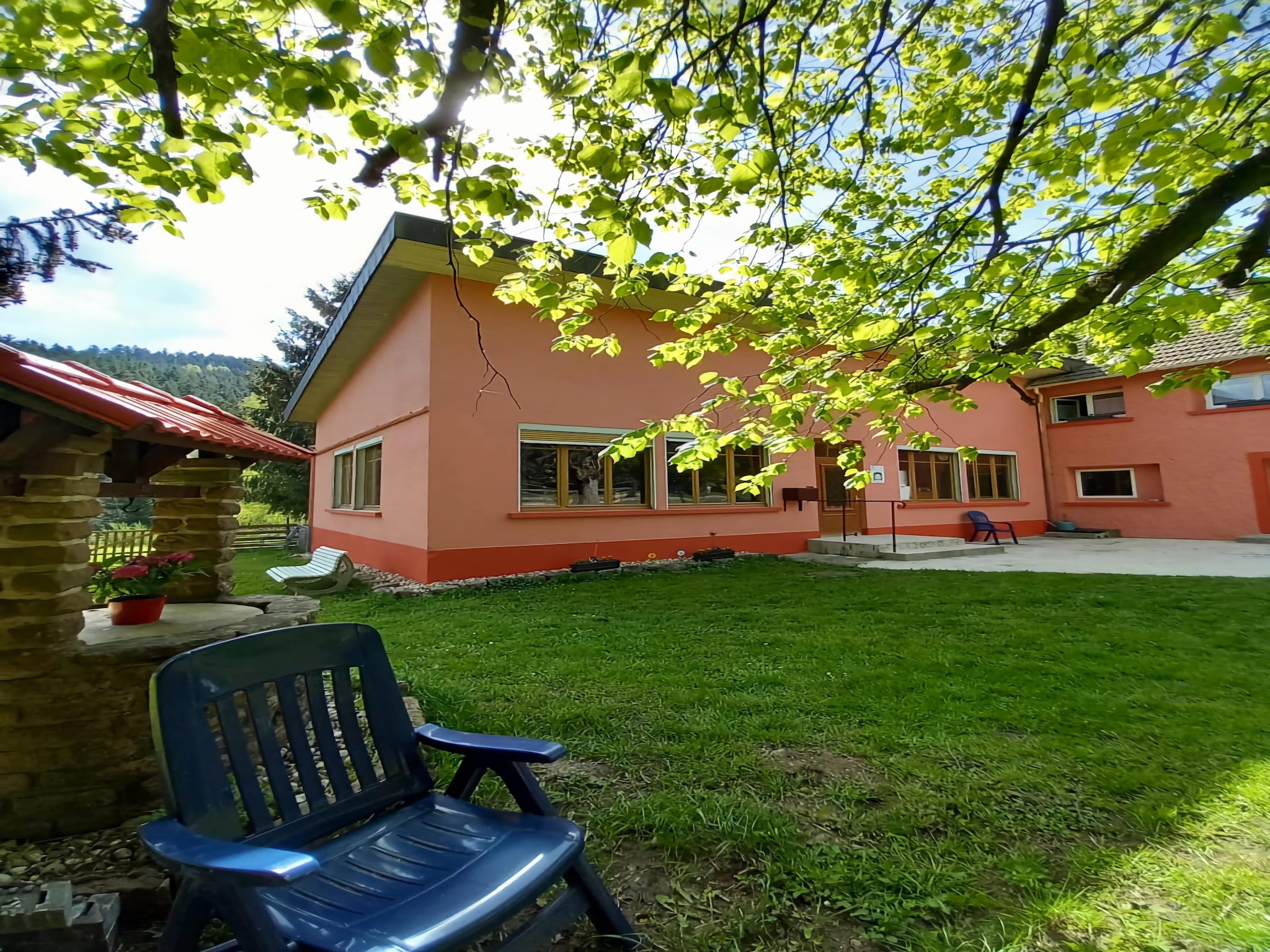   Ferienhaus mit eigener Bar am Bach in Saint Quirin