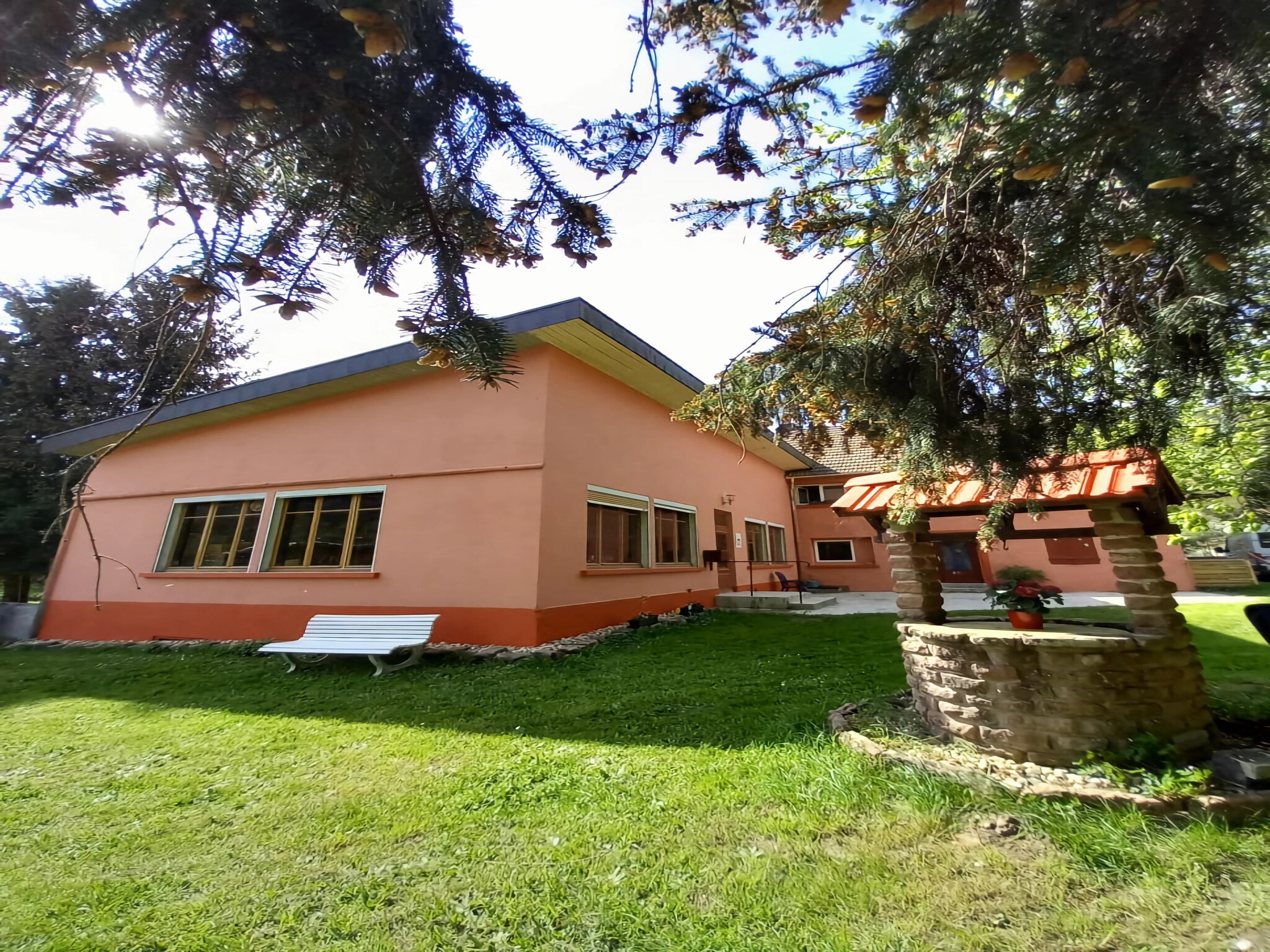   Ferienhaus mit eigener Bar am Bach in Saint Quirin
