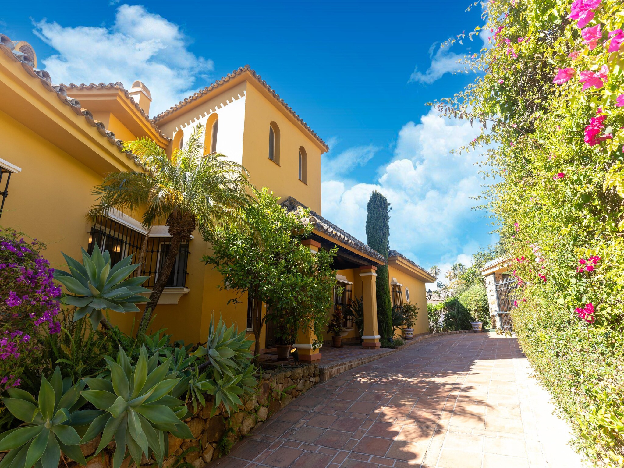   Casa Amarilla