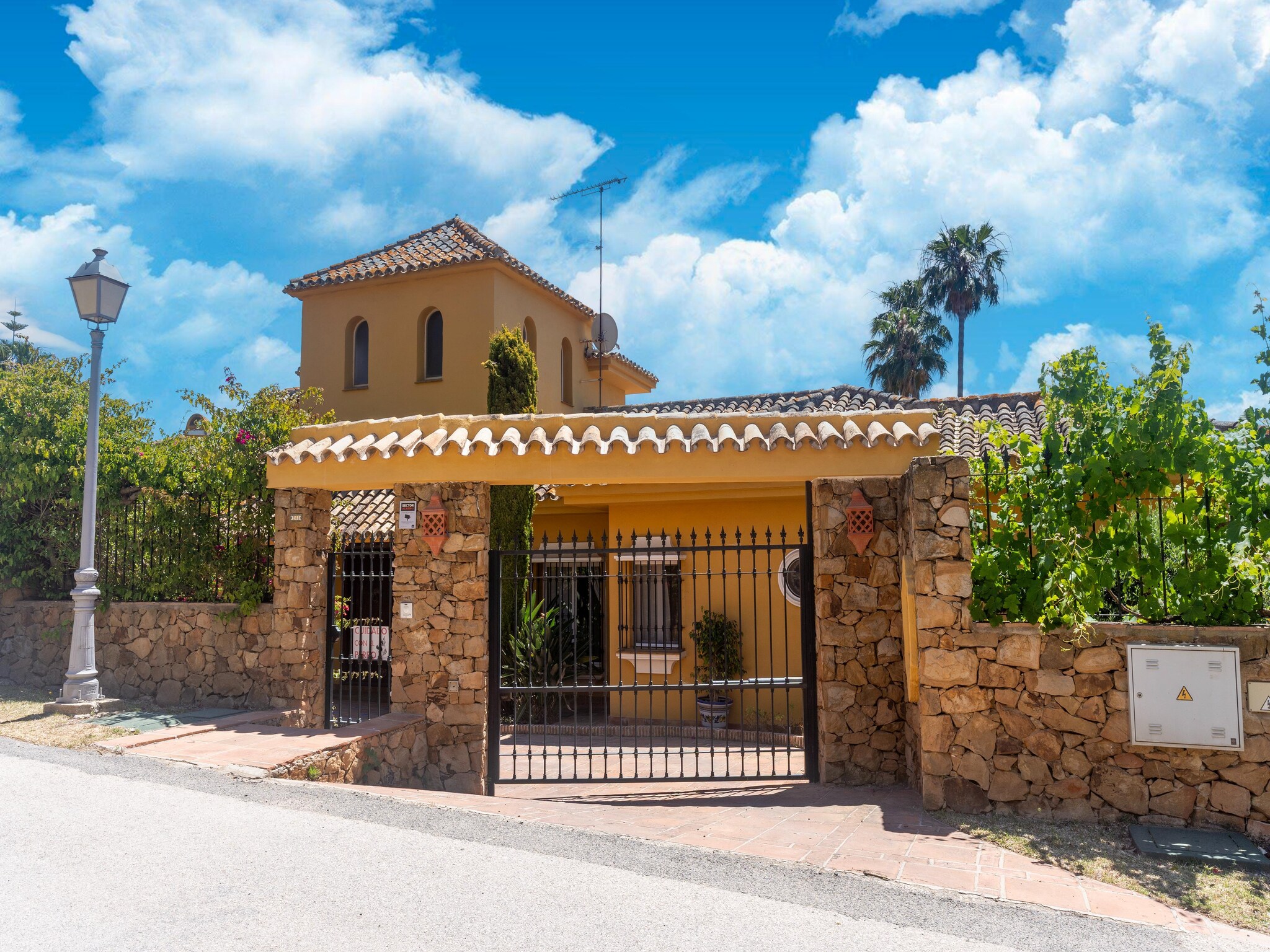   Casa Amarilla