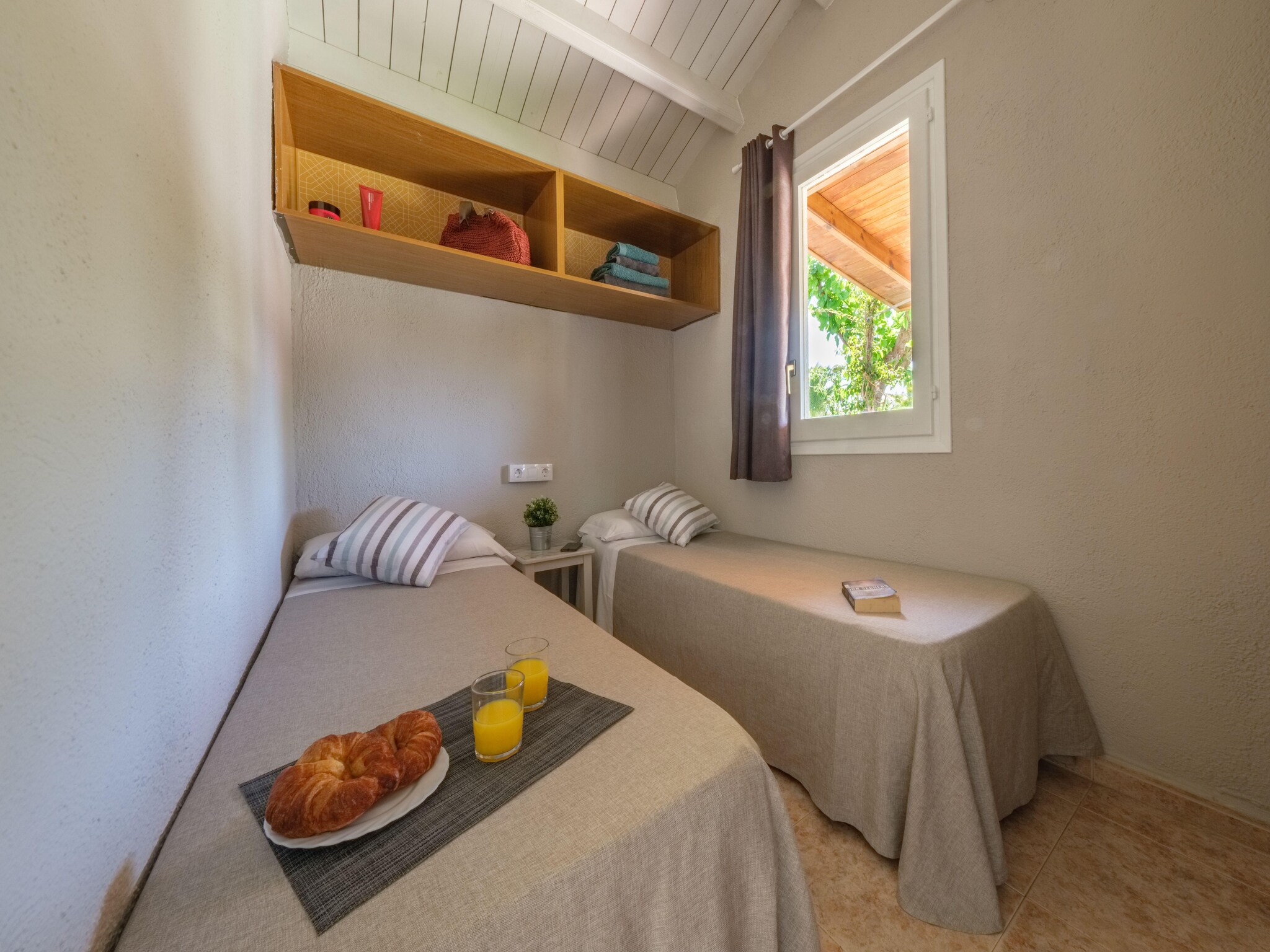   CAMPING ESTIVAL VENDRELL PLATJA  BUNGALOW TROPICAL