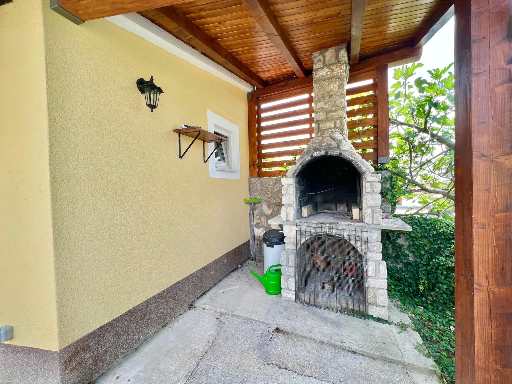   Holiday House Fay
