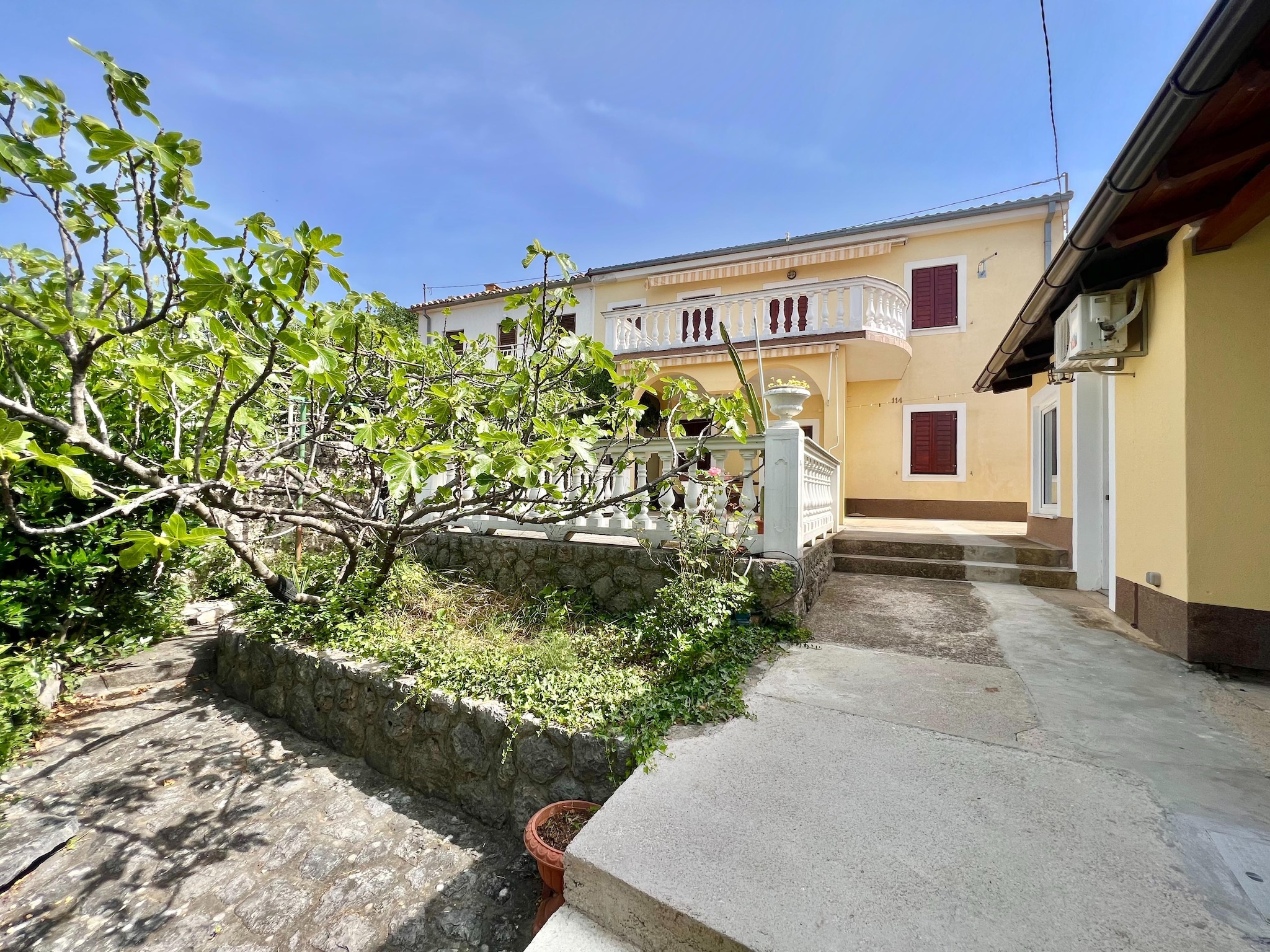   Holiday House Fay