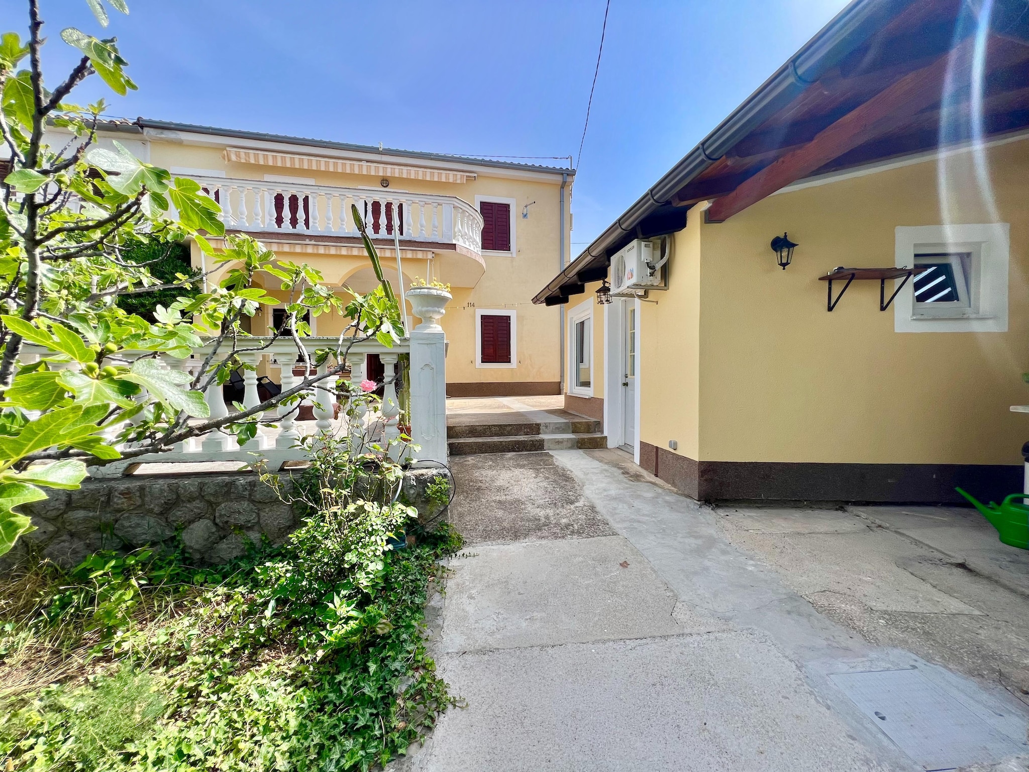   Holiday House Fay