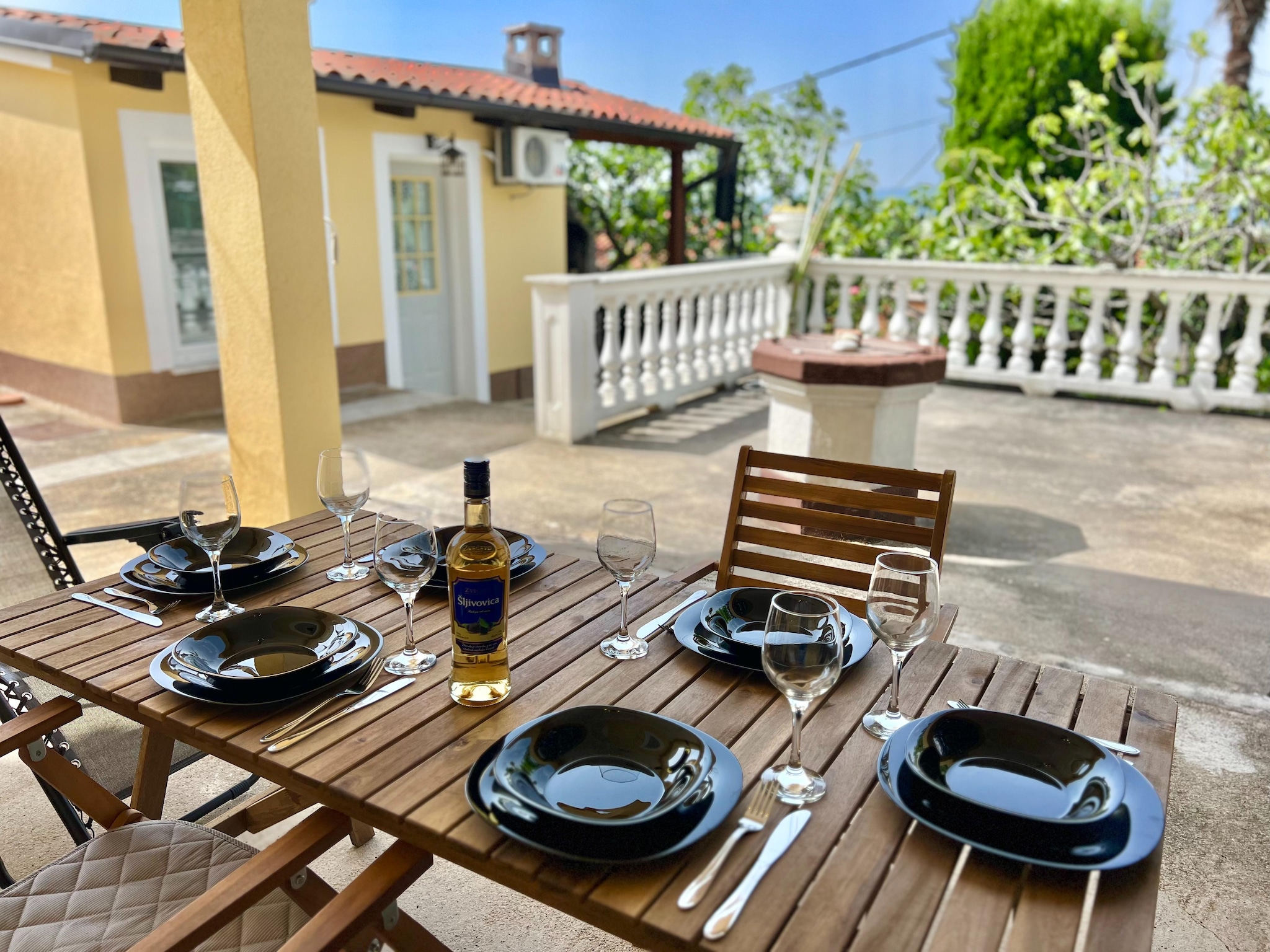   Holiday House Fay