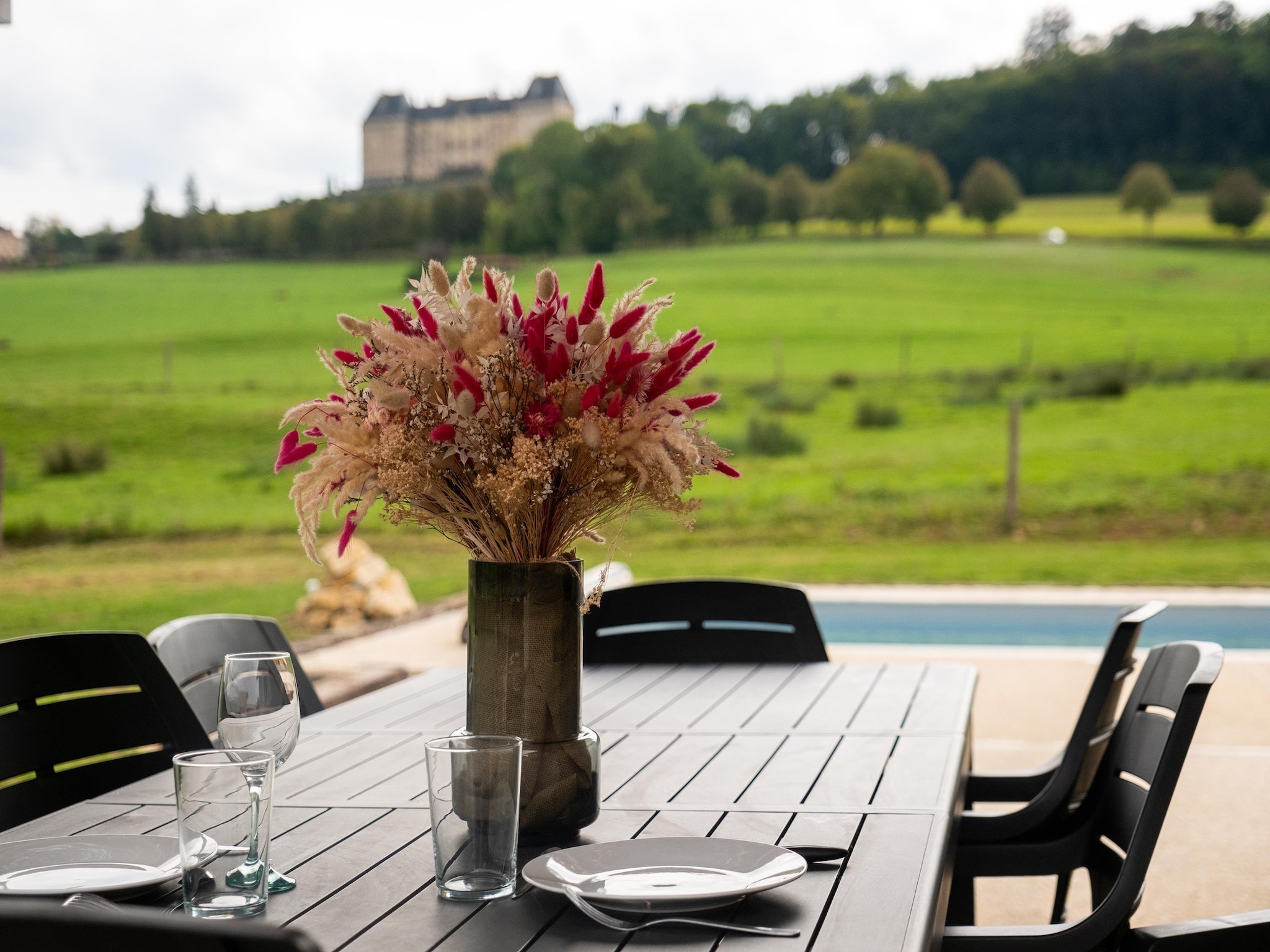   Maison typique vue sur le château d'Hautefort