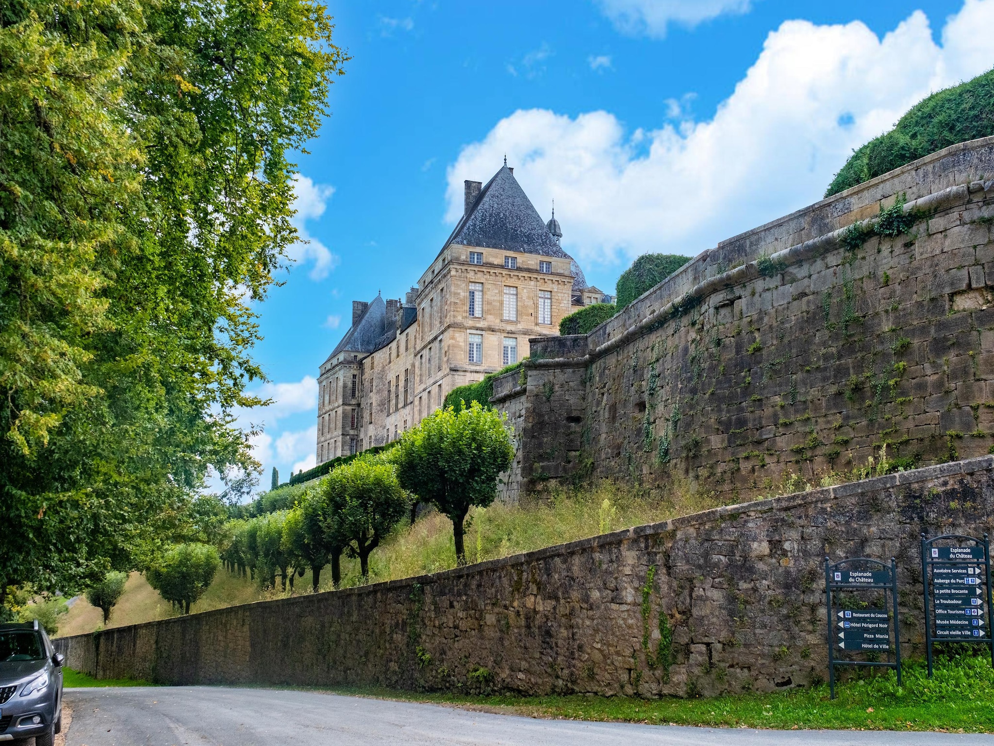   Maison typique vue sur le château d'Hautefort
