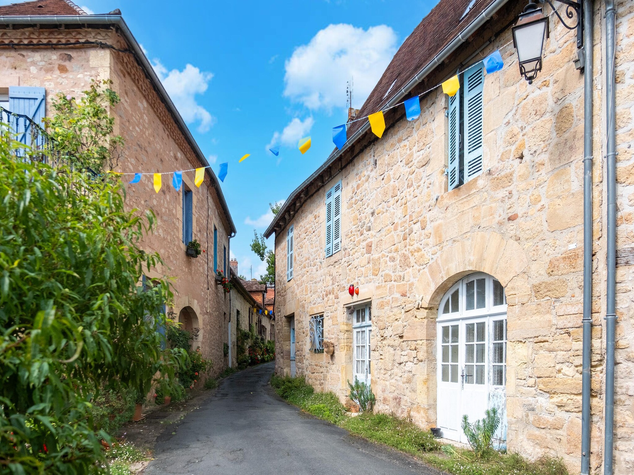   Maison typique vue sur le château d'Hautefort