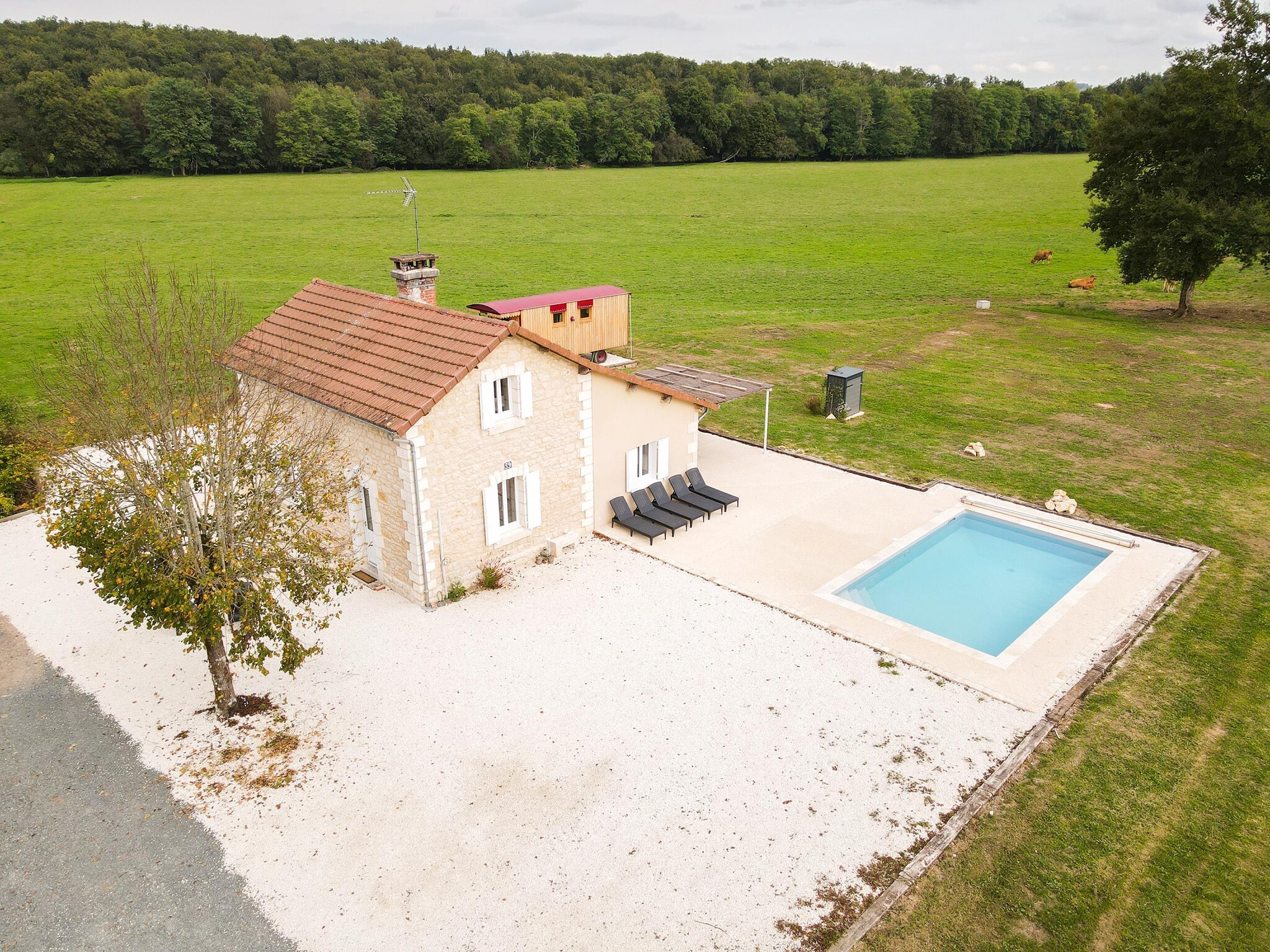   Maison typique vue sur le château d'Hautefort