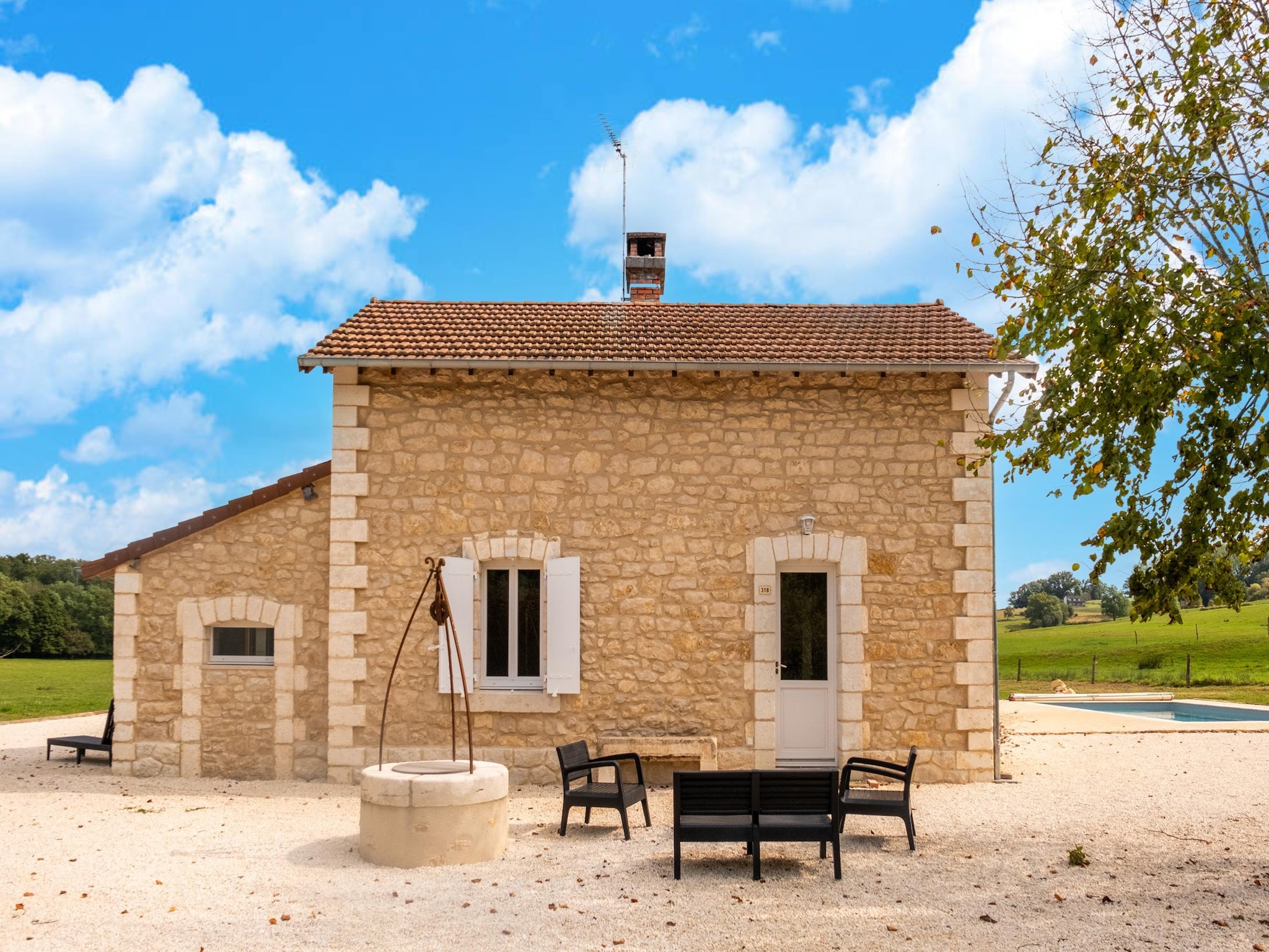   Maison typique vue sur le château d'Hautefort