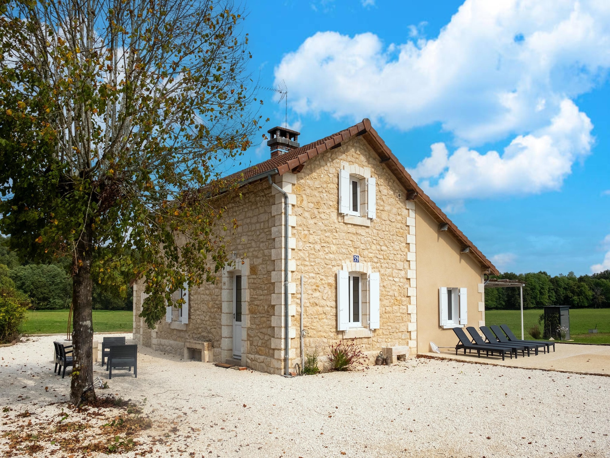   Maison typique vue sur le château d'Hautefort
