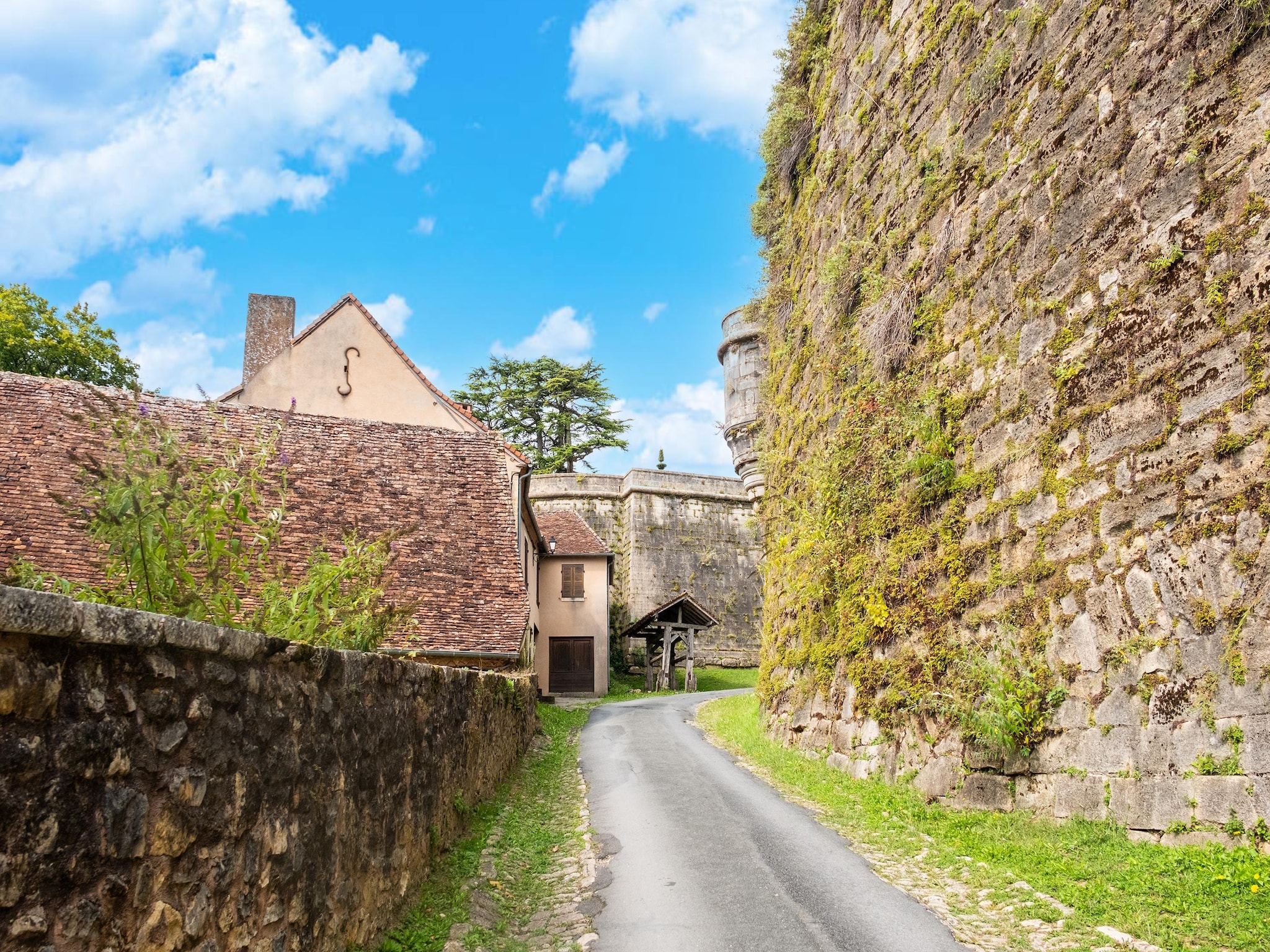   Maison typique vue sur le château d'Hautefort