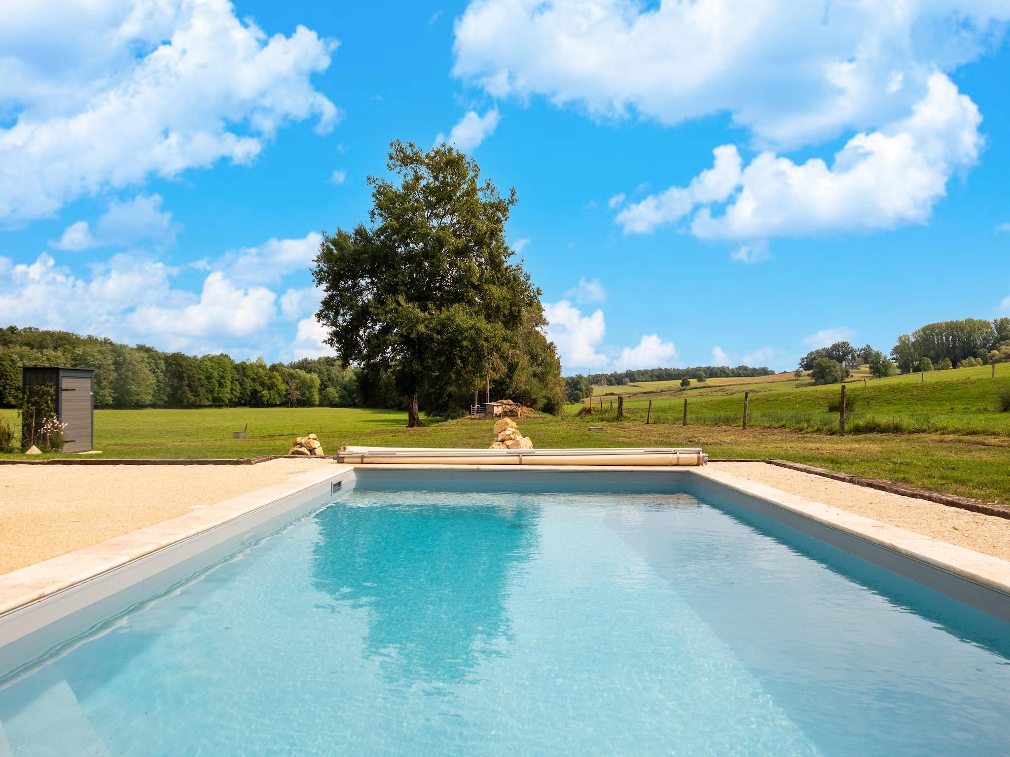   Maison typique vue sur le château d'Hautefort