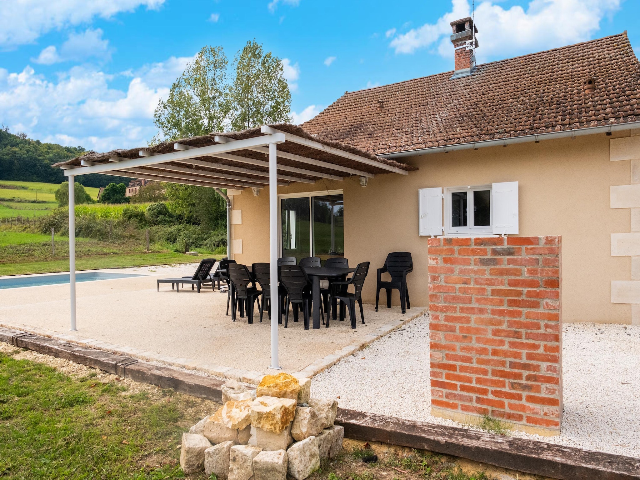   Maison typique vue sur le château d'Hautefort