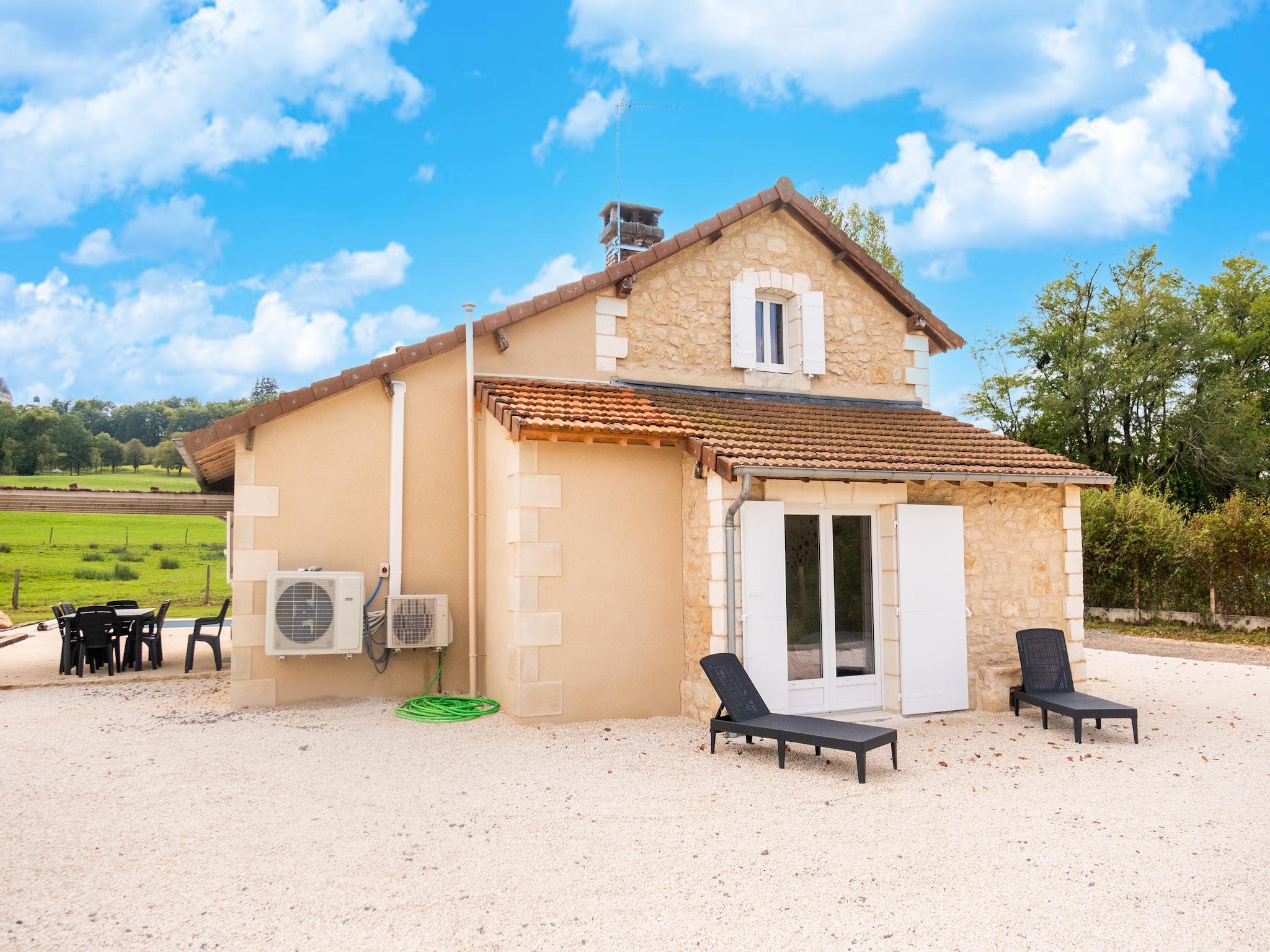   Maison typique vue sur le château d'Hautefort