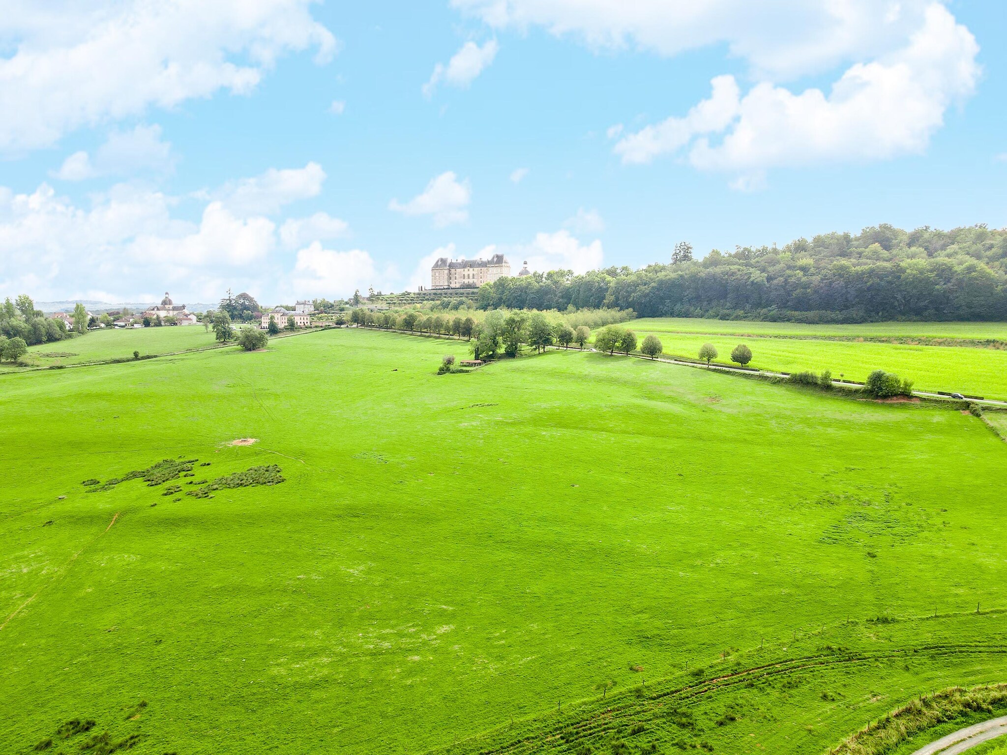   Maison typique vue sur le château d'Hautefort