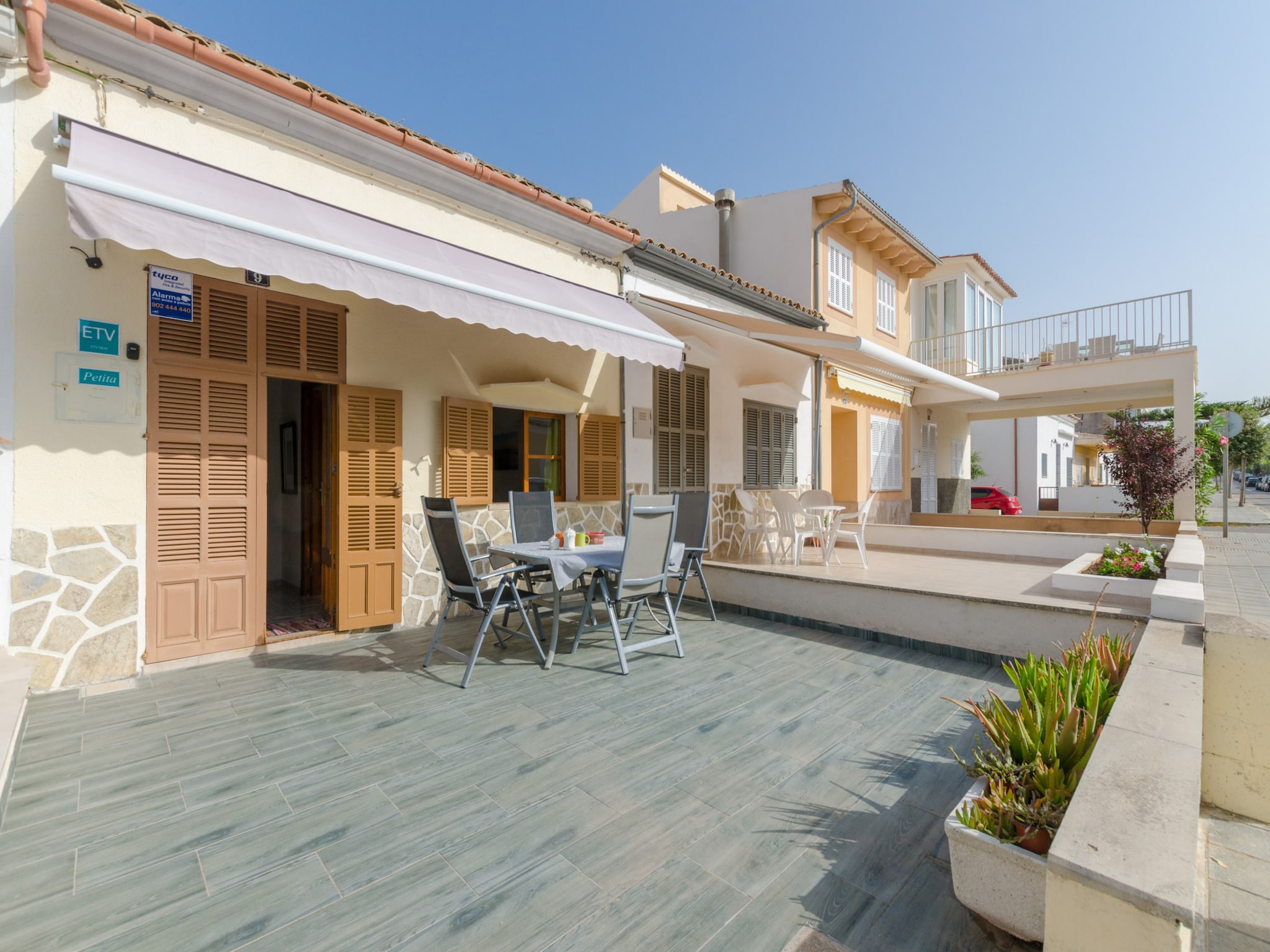   YourHouse Petita