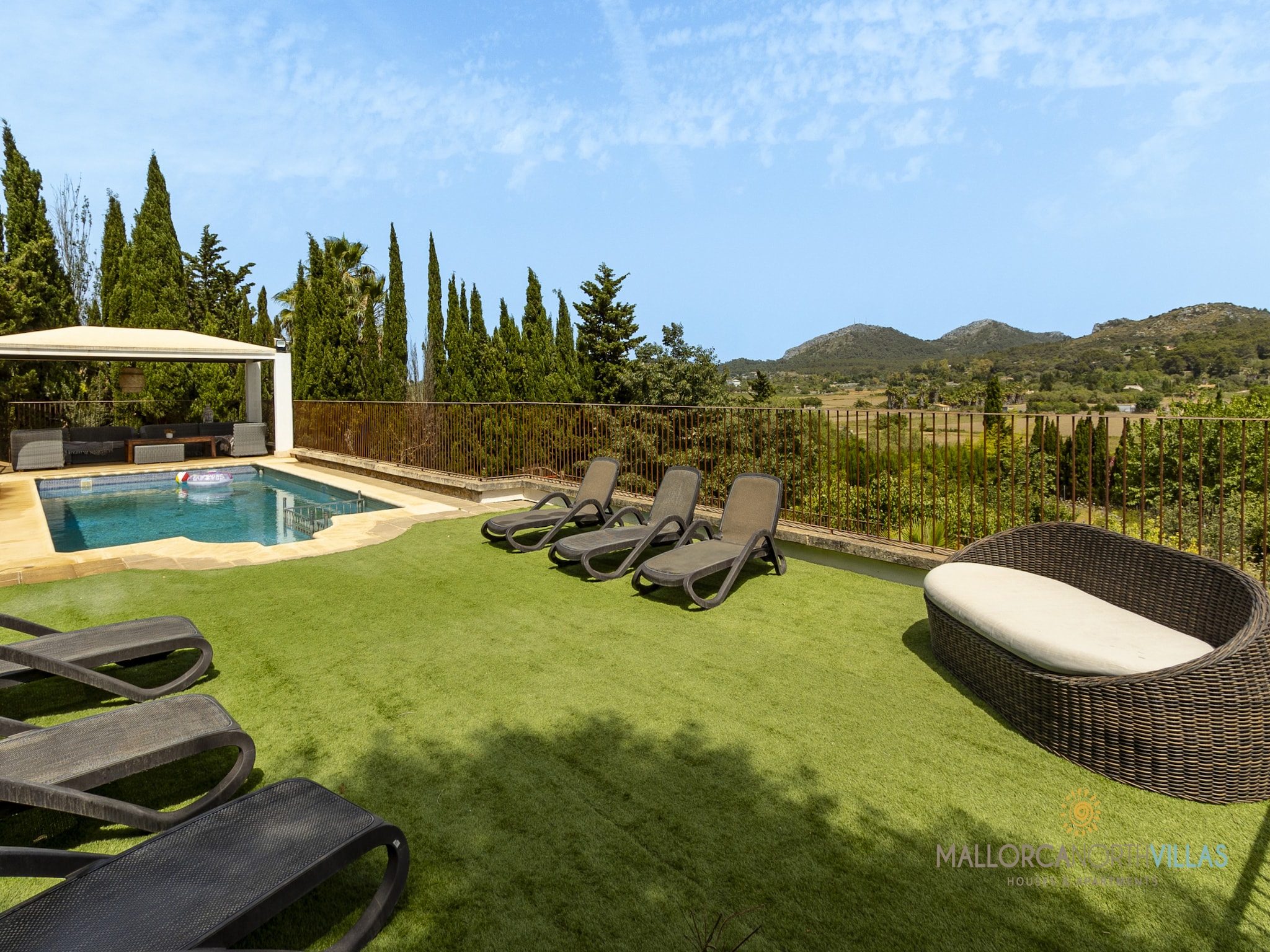 Vacation home Villa Alejandra con piscina privada y gran jard