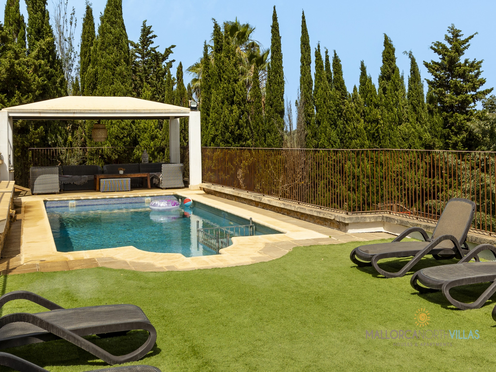 Vacation home Villa Alejandra con piscina privada y gran jard
