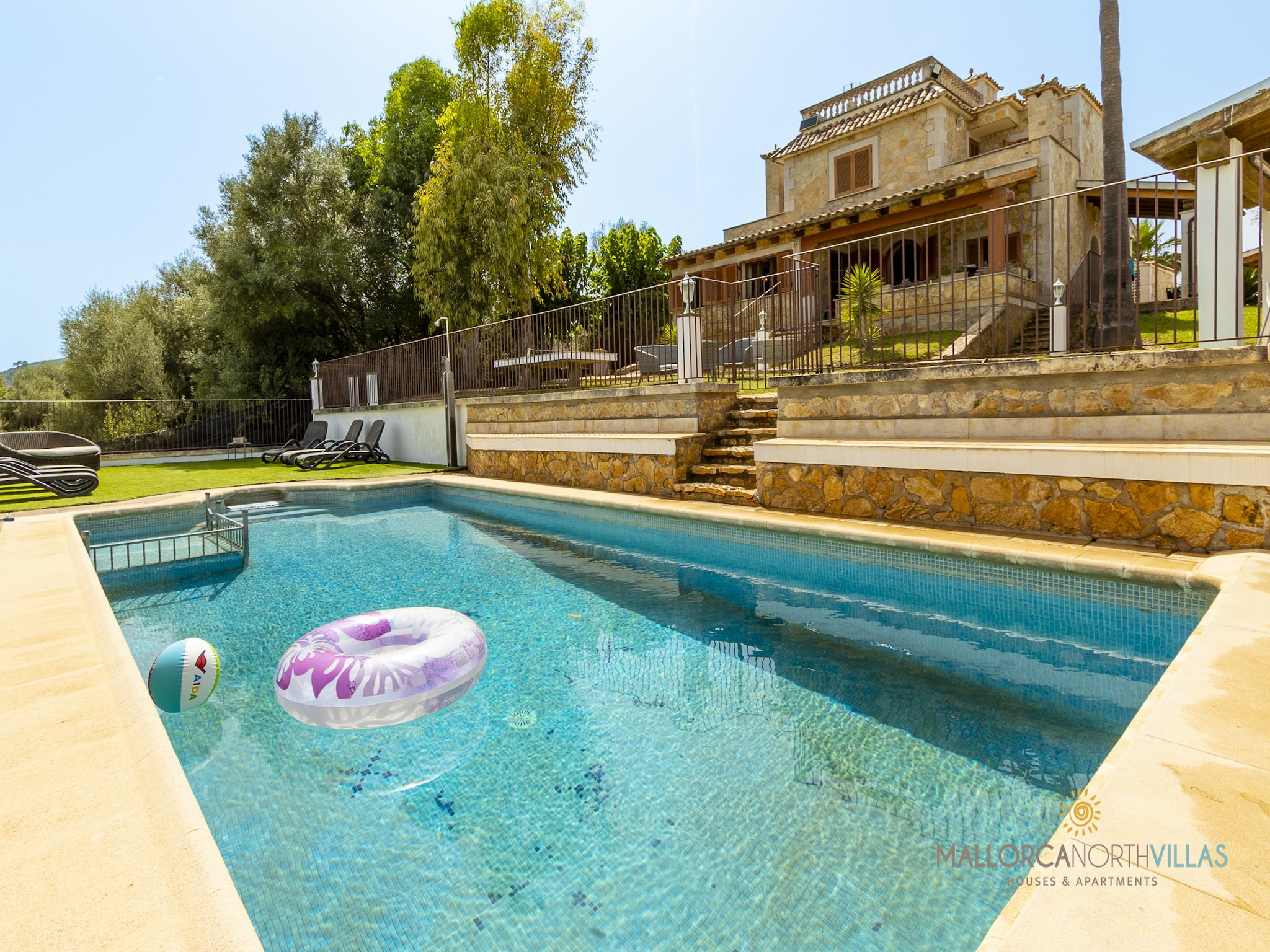 Vacation home Villa Alejandra con piscina privada y gran jard