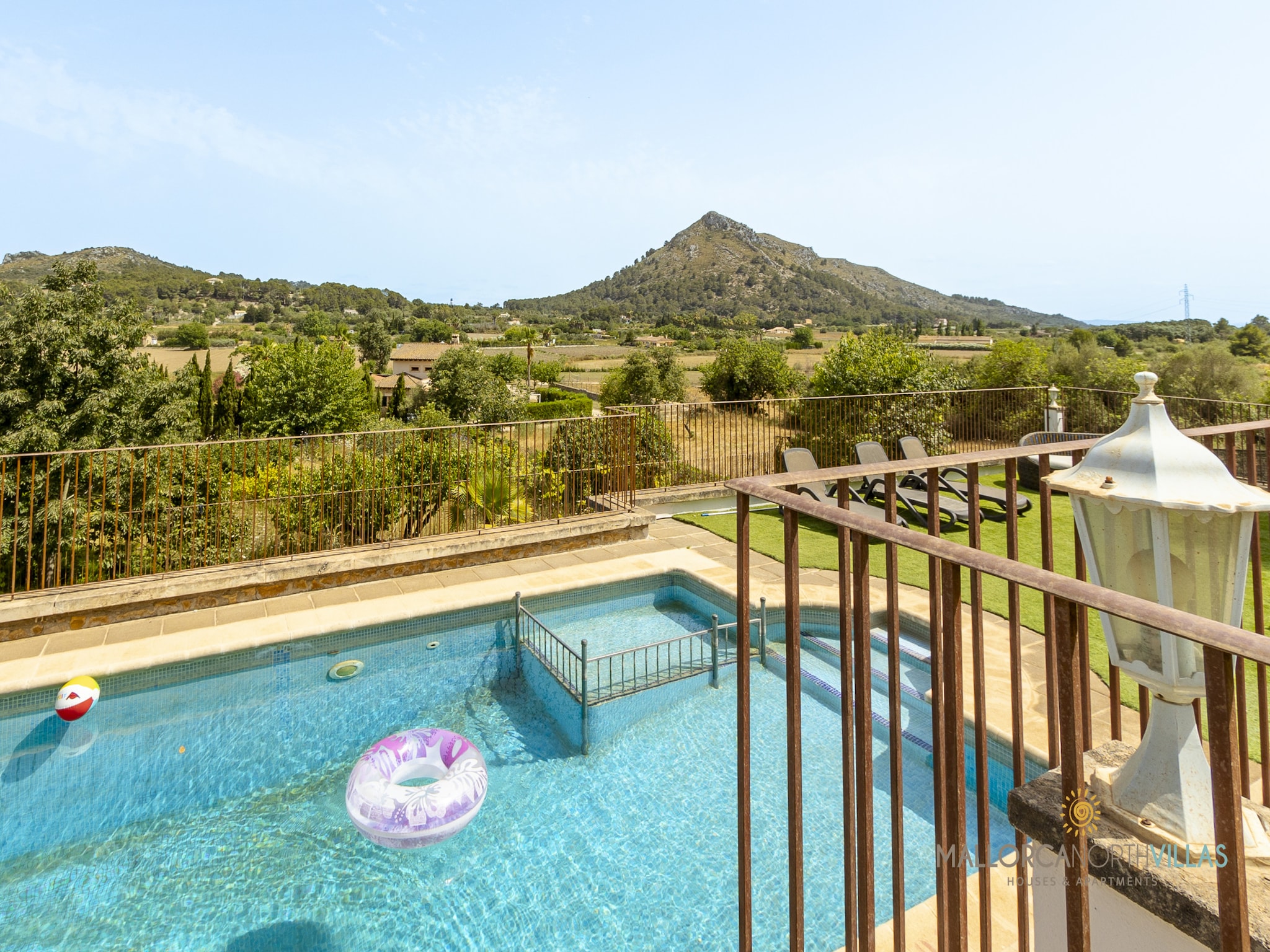 Vacation home Villa Alejandra con piscina privada y gran jard