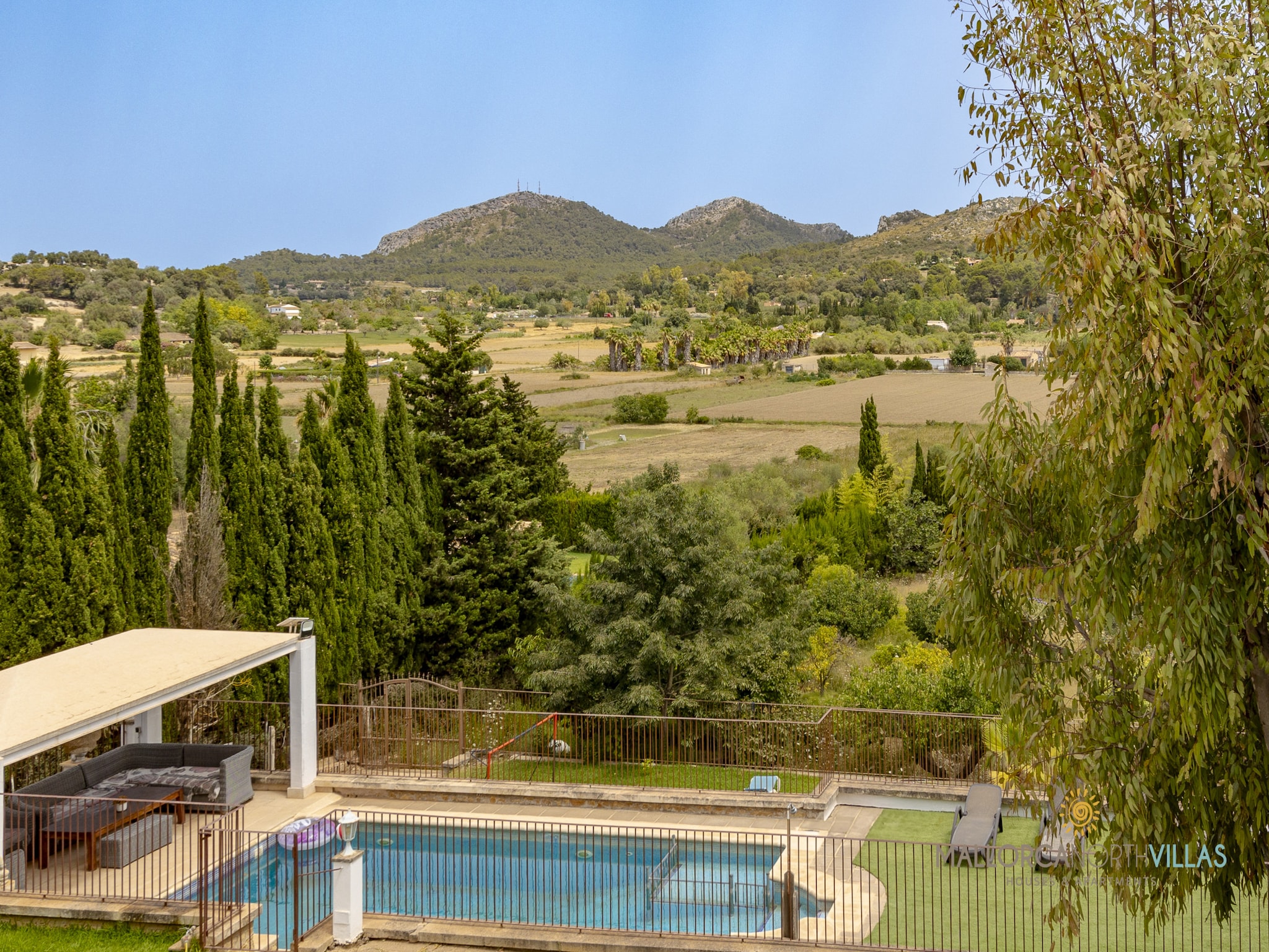 Vacation home Villa Alejandra con piscina privada y gran jard