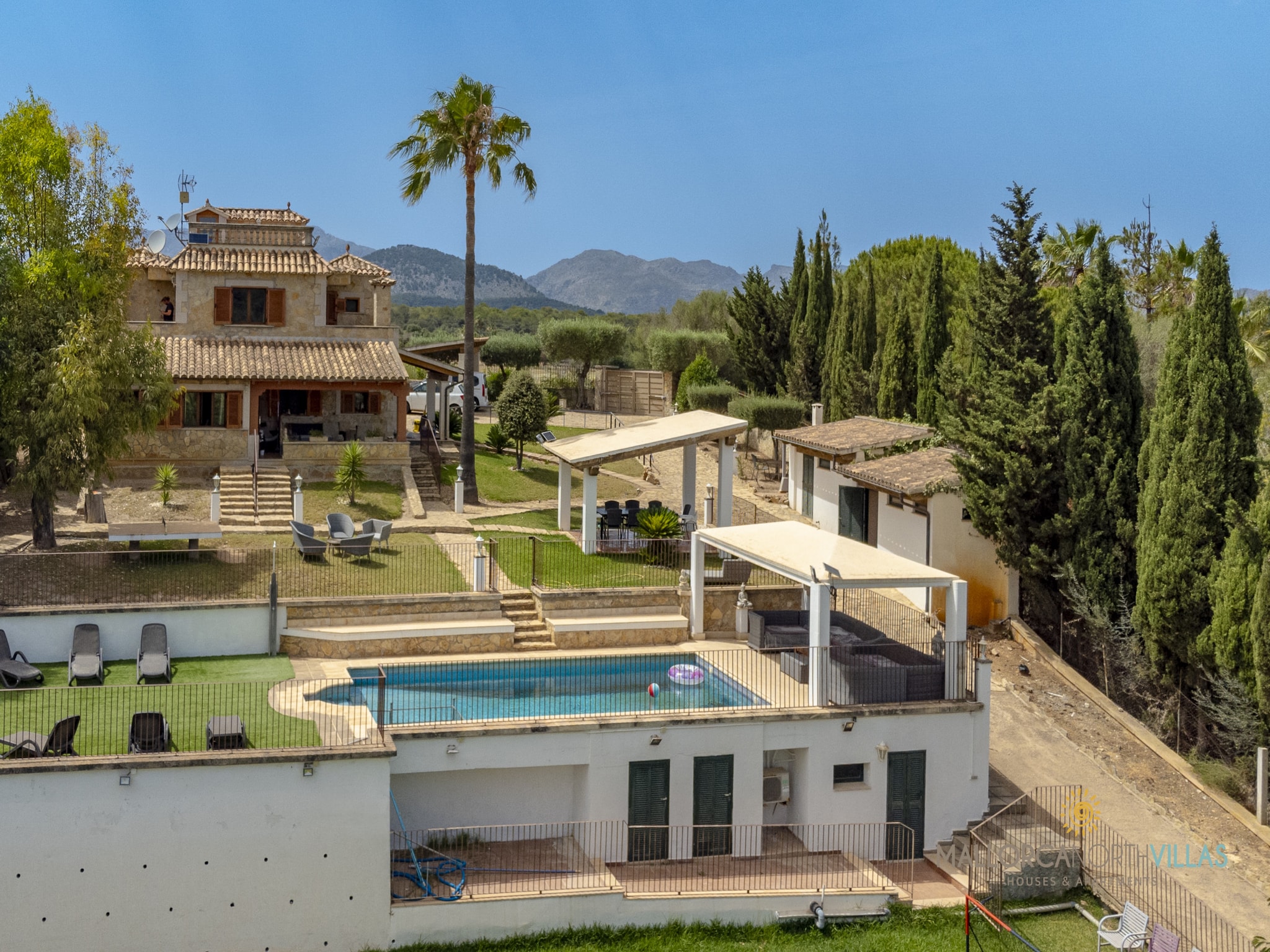 Vacation home Villa Alejandra con piscina privada y gran jard