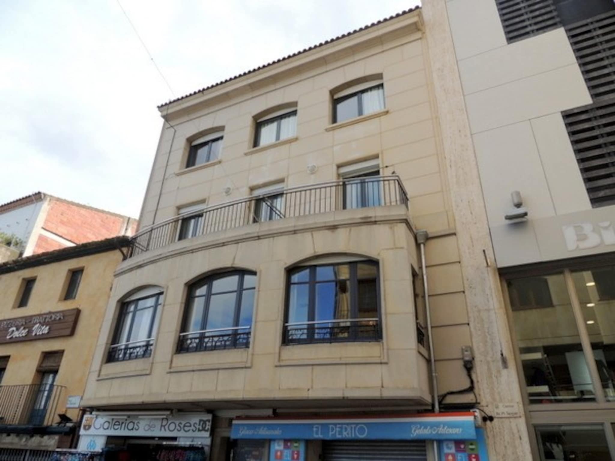 Apartment P.C. LLEVANT 3 1 Roses