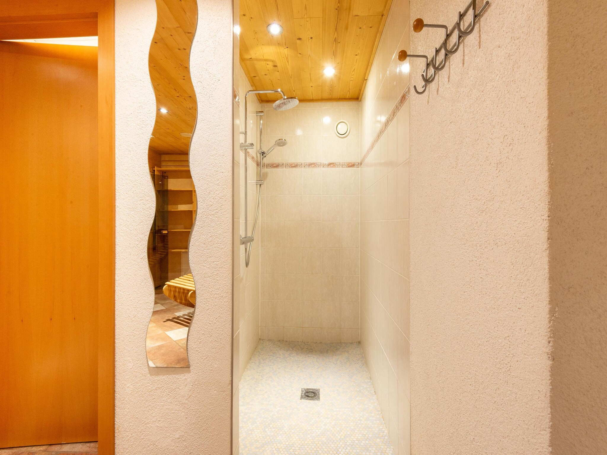   Apartment 4-6/3