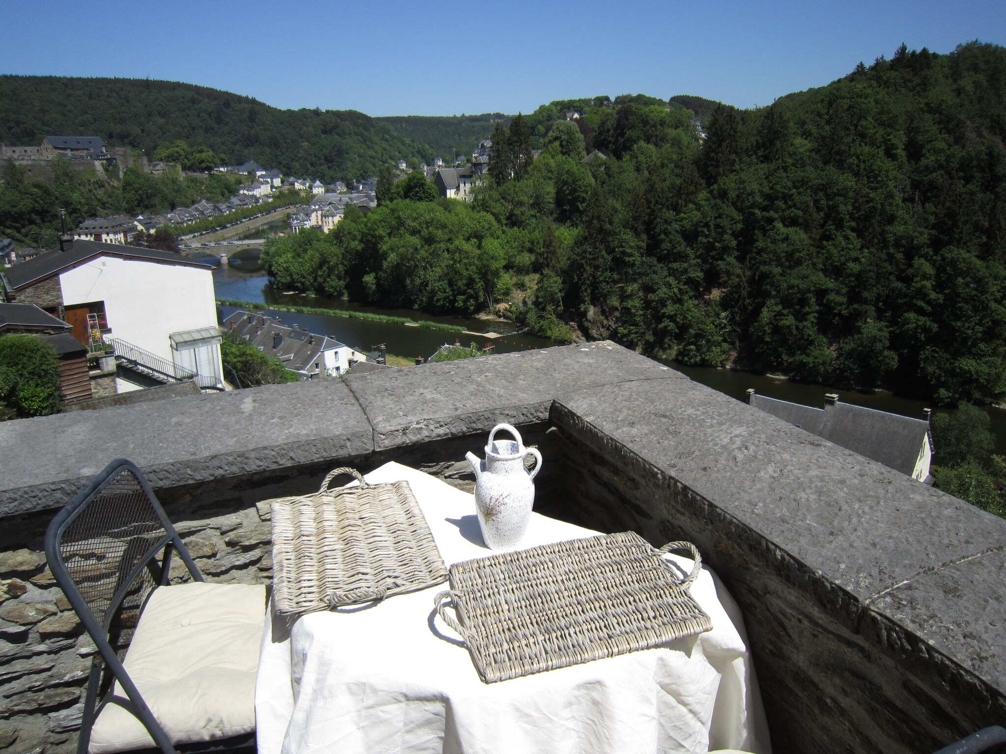   Au pied du château de Bouillon