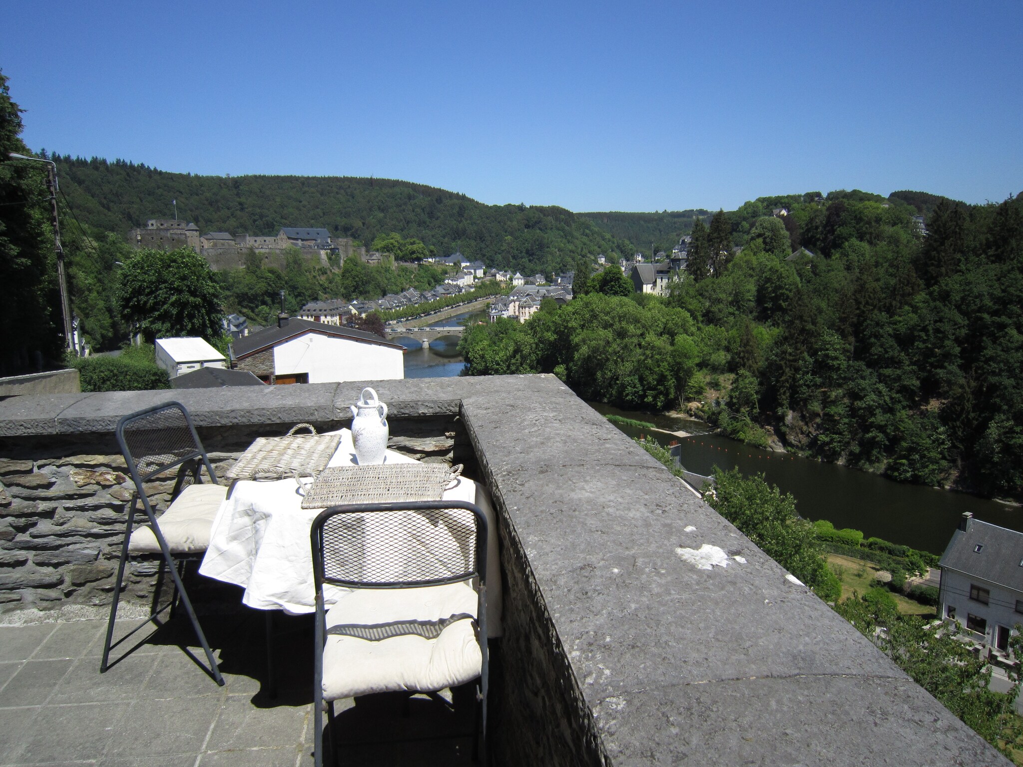   Au pied du château de Bouillon