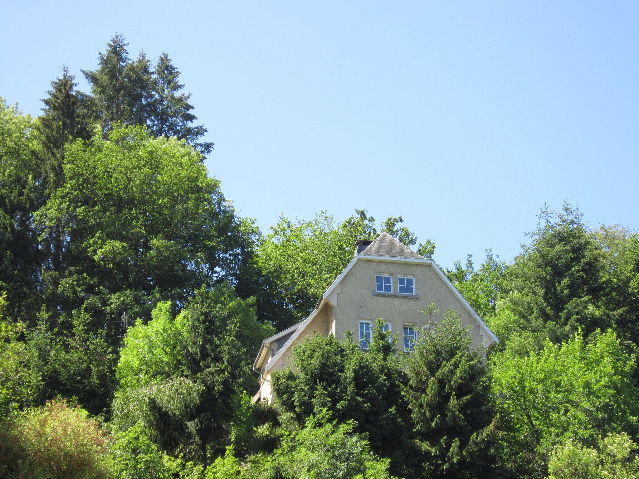   Au pied du château de Bouillon