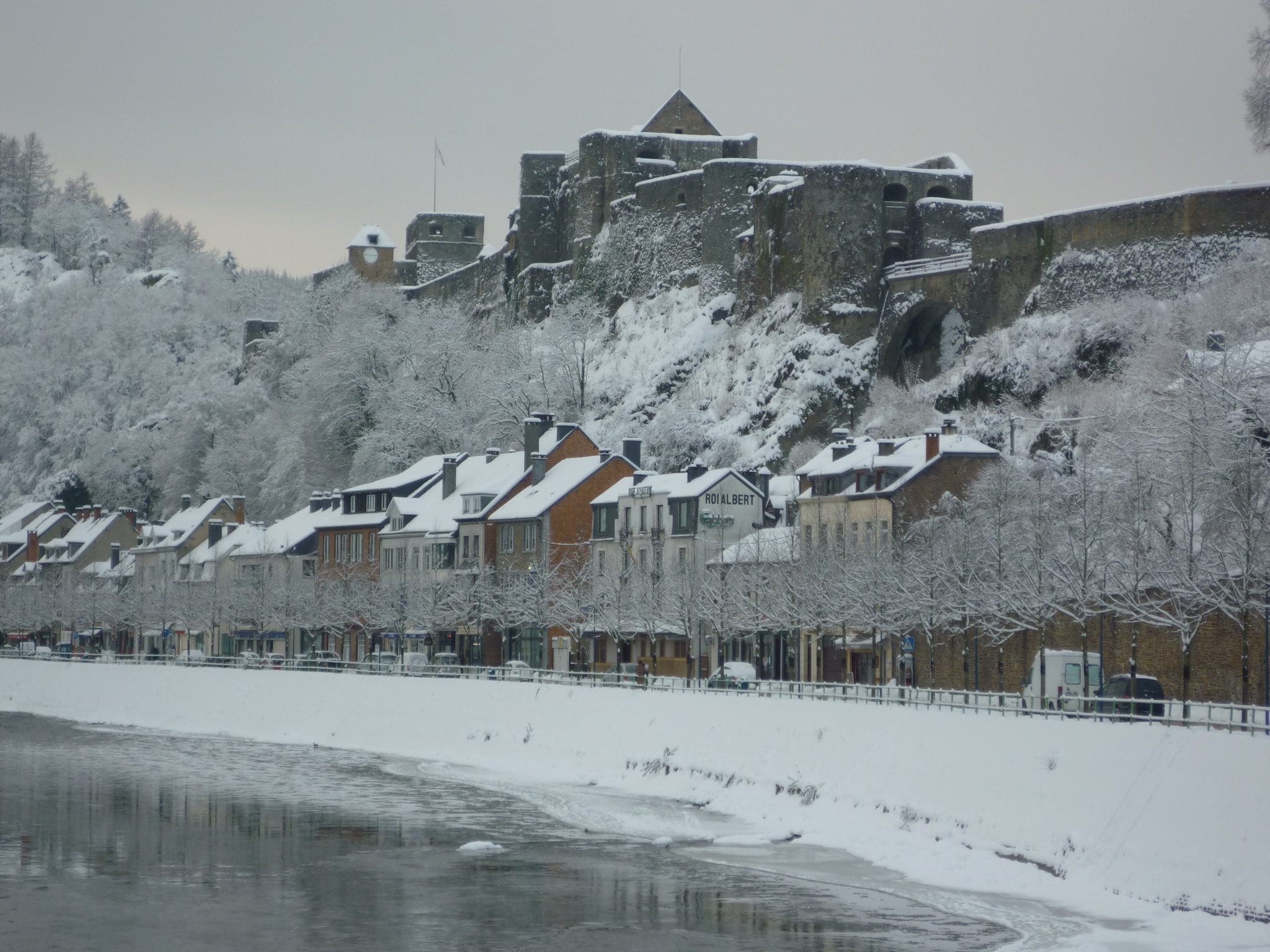   Au pied du château de Bouillon