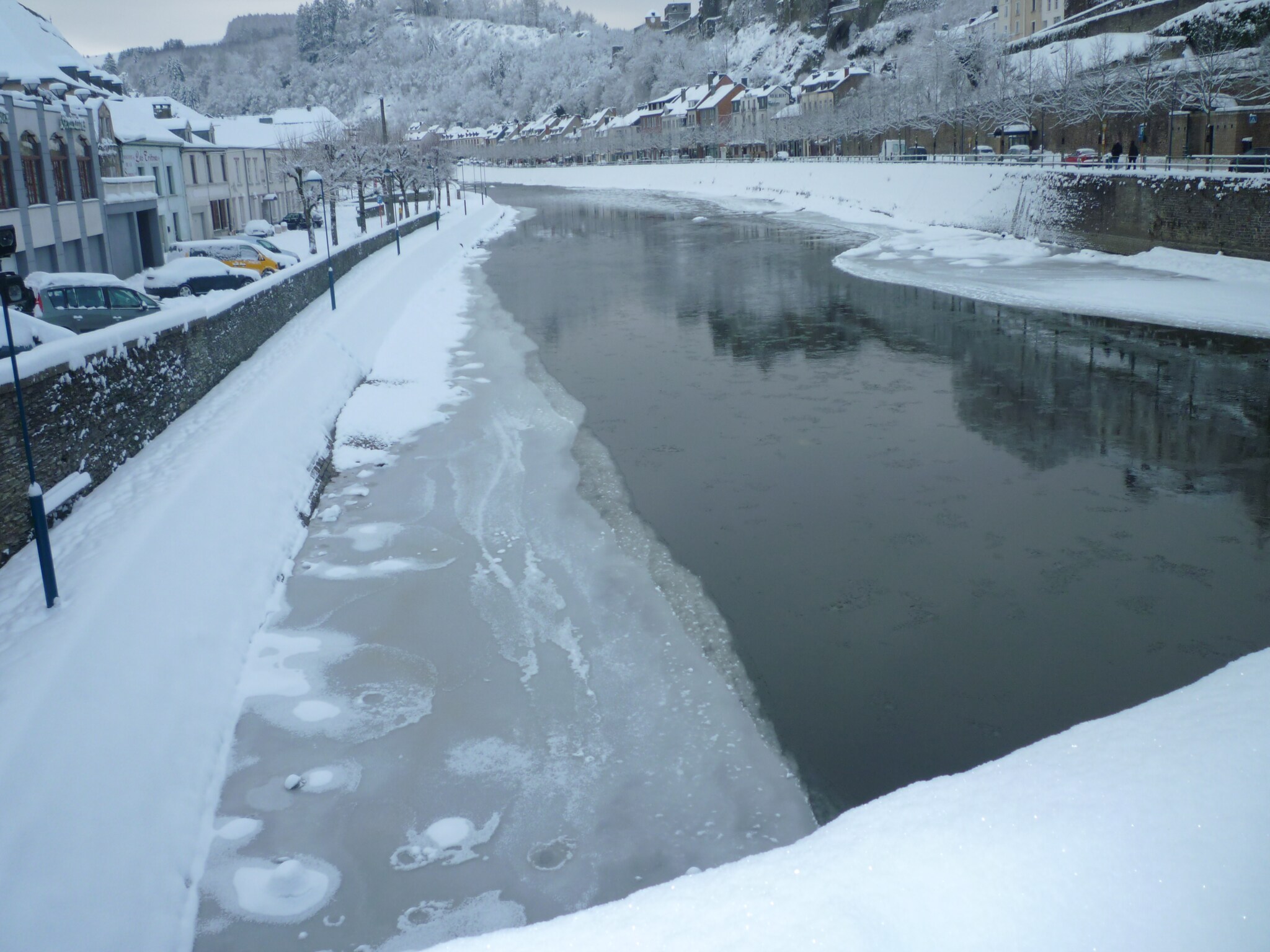   Au pied du château de Bouillon