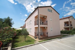 Geräumiges Apartment Mendikovic mit 2 Schlafzimmern und Terrasse