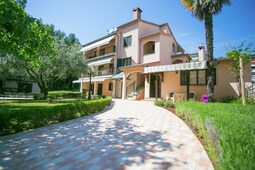Modern eingerichtetes Wohnung Rakovac V mit 2 Schlafzimmern und Terrasse