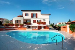 Apartment Complex Irena with Pool \/ One Bedroom Apartment Irena III with Pool