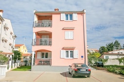 Apartment Kardumovic II Brown with Garden View