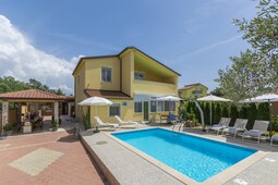 Apartment Complex Laura Nova Vas \/ Apartment Laura D with Balcony and Garden View