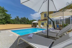 Apartment Complex Laura Nova Vas \/ Apartment Laura D with Balcony and Garden View