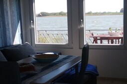 Bootshaus direkt am See mit eigenem Steg