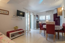 Marina Jacuzzi Apartment C