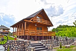A house on the shore of the lake