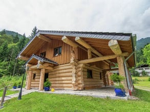 Unieke rondstamblokhut in de Alpen met terras, zwembad en sauna
