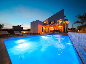 Prachtige villa met verwarmbaar privézwembad, groot dakterras, buitenkeuken