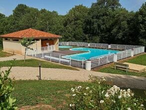 Fijn vakantiehuis in Lacapelle-Marival met een gedeeld zwembad