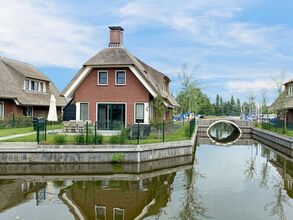 Villa mit eingezäuntem Garten in einem Ferienpark am Wasser in Friesland