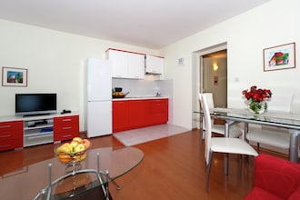 Apartment Complex Irena with Pool \/ Apartment Irena I with Terrace and Garden View